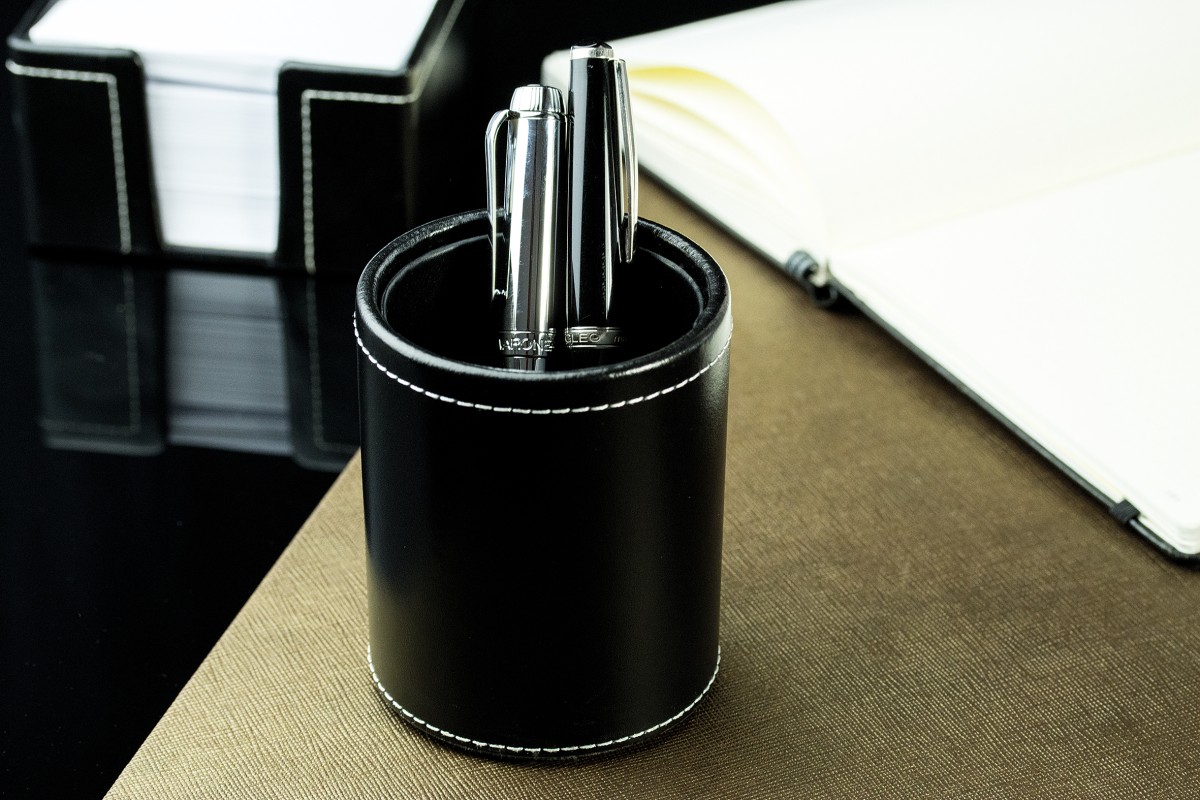 Stifteköcher rund CAMBRIDGE Top Grain Rindspaltleder mit heller Kontrastnaht schwarz
